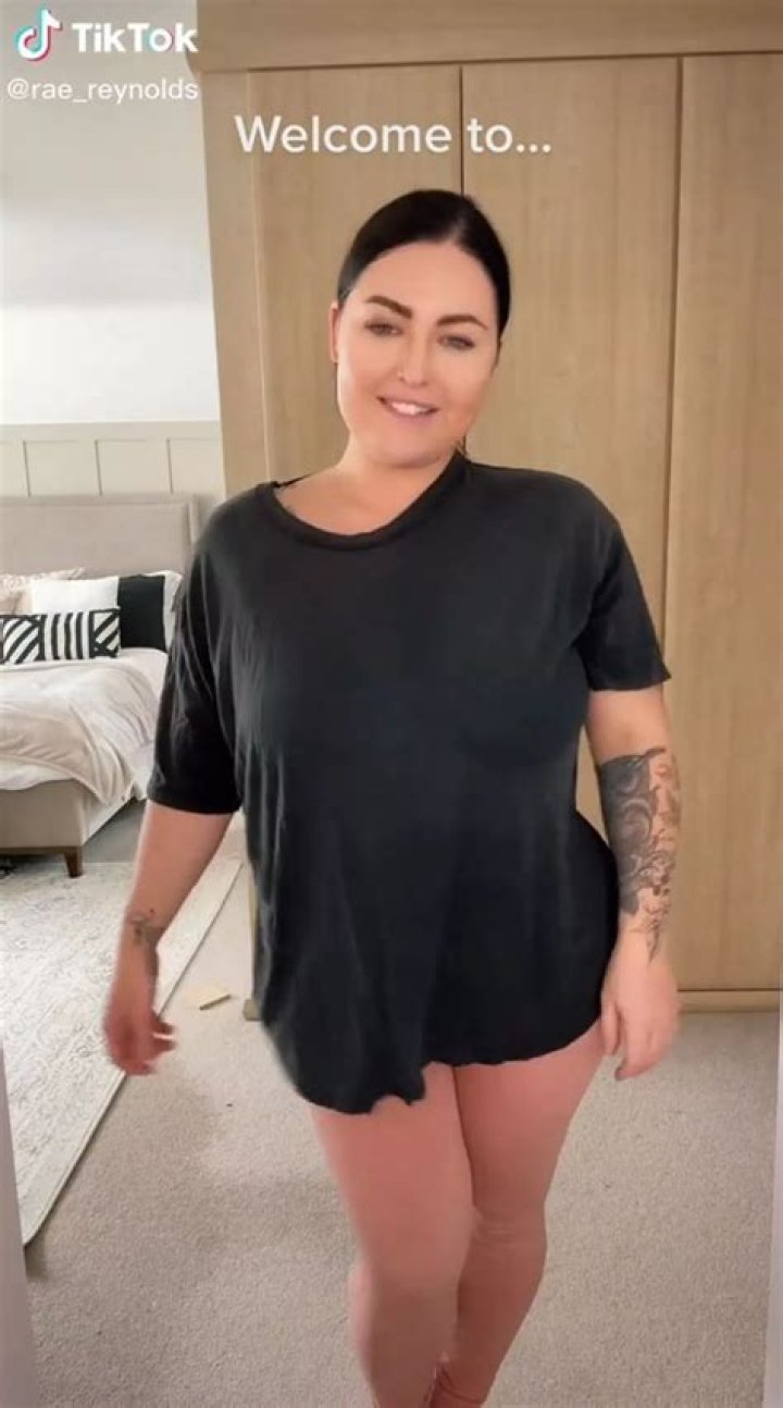 OnlyFans model wows fans in red lingerie declaring ‘mums can do it too